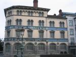 A building next to the Seahorse Bridge...